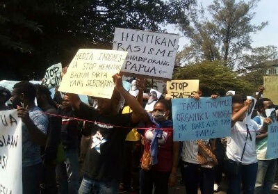 Aksi mahasiswa Papua di Gedung Sate Bandung.